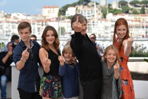 (FromL) Australian actor Nicholas Hamilton, US actress Samantha Isler, US actor Charlie Shotwell, US actor Viggo Mortensen, US actress Shree Crooks and US actress Annalise Basso give the finger on May 17, 2016 during a photocall for the film "Captain Fantastic" at the 69th Cannes Film Festival in Cannes, southern France. / AFP PHOTO / ALBERTO PIZZOLI