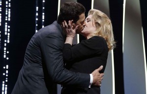 baiser-entre-laurent-lafitte-catherine-deneuve-festival-cannes-11-mai-2016