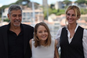 US director Jodie Foster (C) poses on May 12, 2016 with US actors George Clooney (L) and Julia Roberts during a photocall for the film "Money Monster" at the 69th Cannes Film Festival in Cannes, southern France. / AFP PHOTO / ANNE-CHRISTINE POUJOULAT