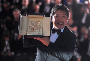 Japanese director Hirokazu Kore-Eda poses with the trophy on May 19, 2018 during a photocall after he won the Palme d'Or for the film "Shoplifters (Manbiki Kazoku)" at the 71st edition of the Cannes Film Festival in Cannes, southern France. / AFP PHOTO / LOIC VENANCE